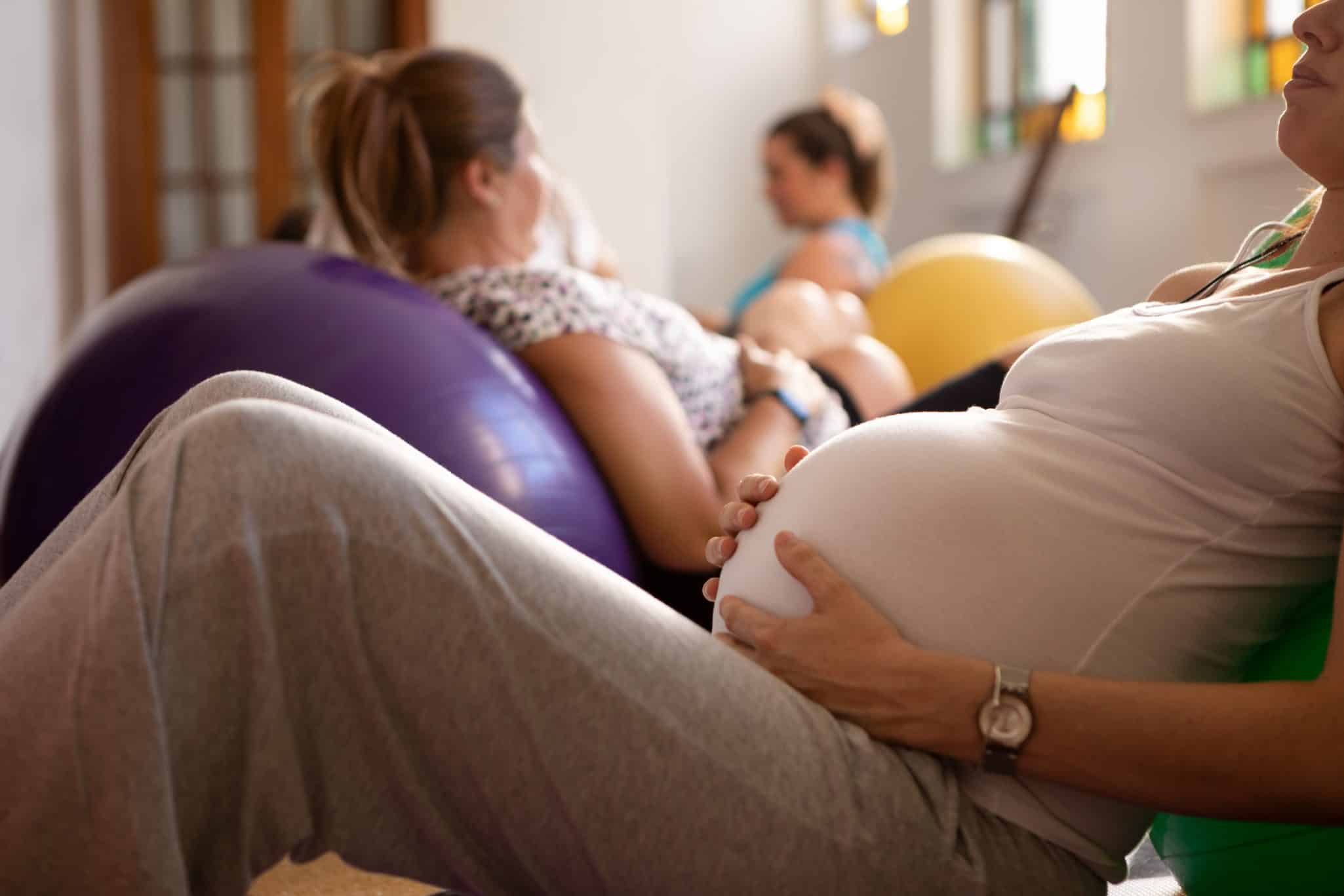 Groupe de femmes enceintes pratiquant des exercices de relaxation