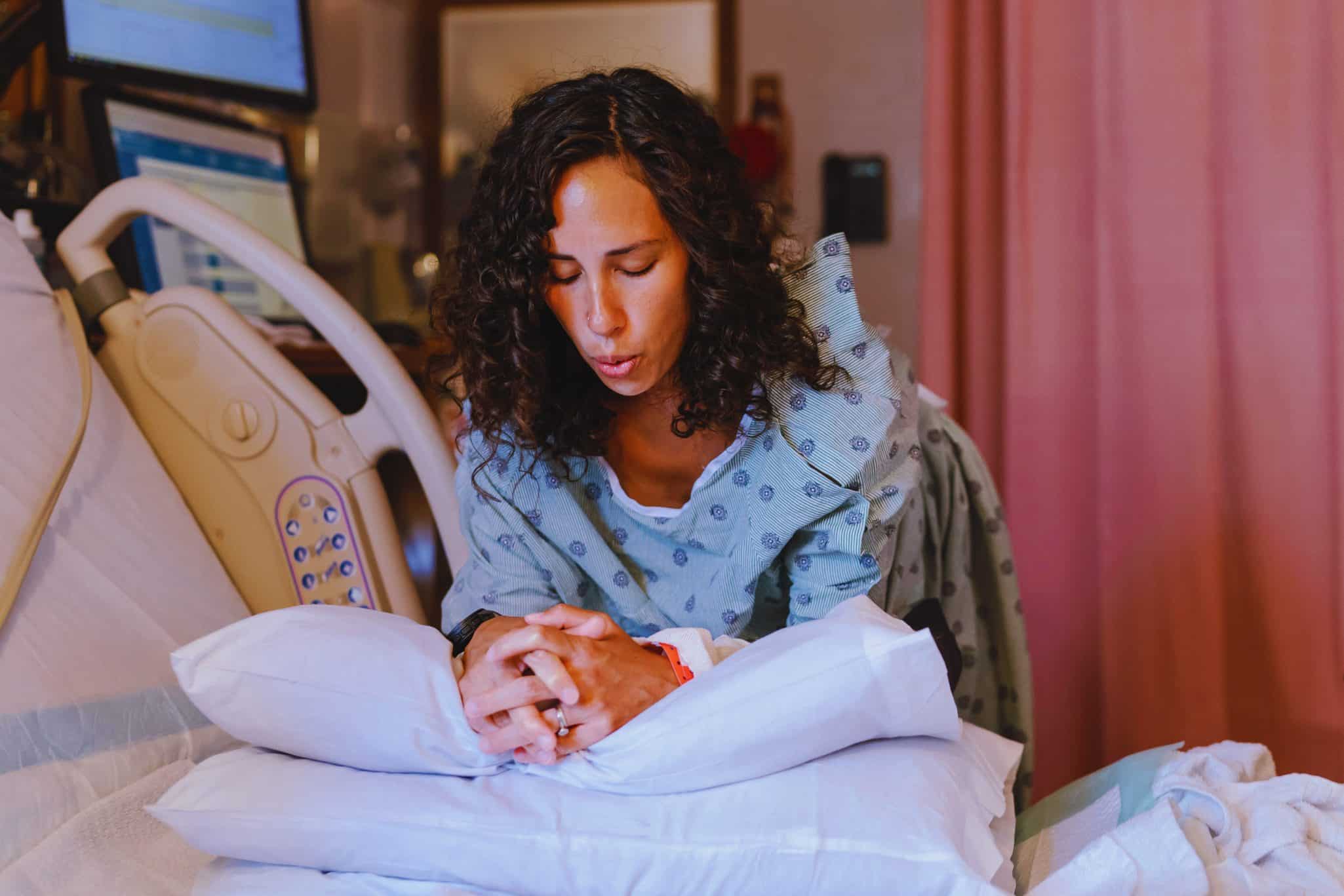 Femme qui se prépare à donner naissance naturellement